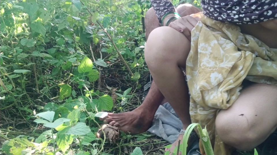 Bhabhi ko khet mai akela paya aur pilayi ki